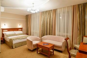 Джуниор сьют (Junior Suite) с балконом в Гостинице Отель Дегас 4*